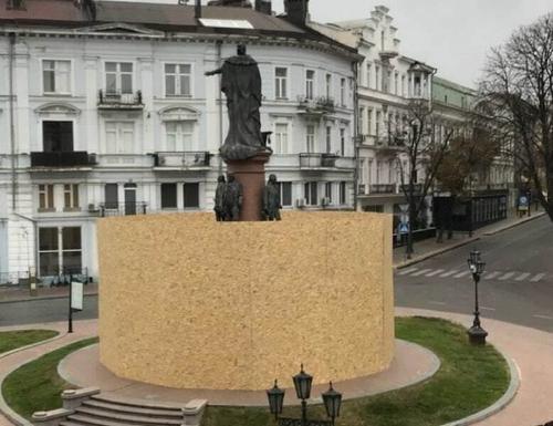В Одессе памятник Екатерине Великой обнесли деревянным забором и обмотали черной пленкой