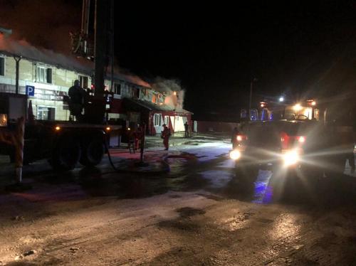 В селе Малая Лая Свердловской области в ночь на воскресенье пожар произошел в кафе с посетителями