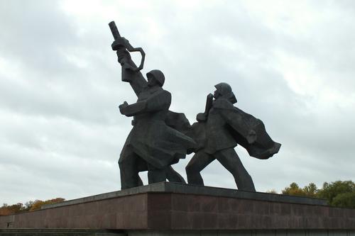 Депутат Госдумы Белик назвал варварством снос памятника советским солдатам-освободителям в Латвии