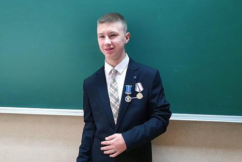 14-летний луганский подросток получил две медали за спасение и мужество