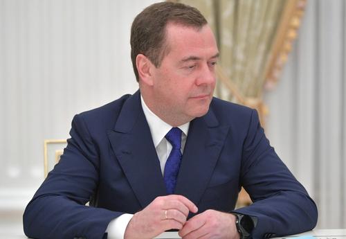 Медведев: только теснейшее единство, каждодневный тяжелый труд и высочайший моральный дух могут обеспечить России победу