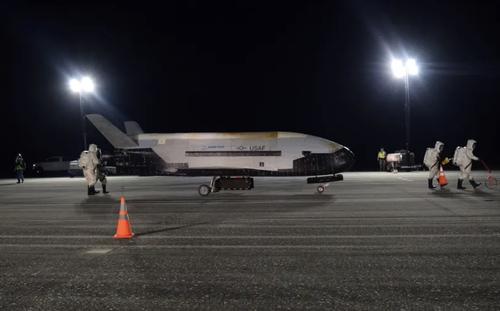  Американский орбитальный беспилотник X-37B вернулся на землю после двух с половиной лет полёта  
