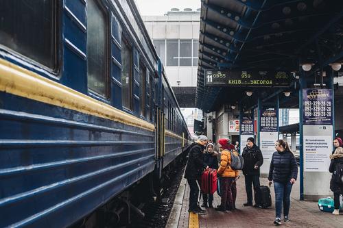 Украинские железные дороги запустили продажу билетов из Киева в Херсон, Мариуполь, Донецк, Луганск и Симферополь
