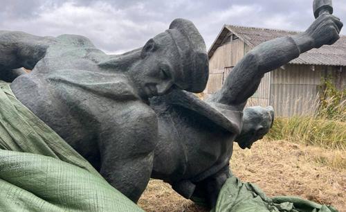 Демонтированный памятник «Защитникам Лиепаи в 1941» найден на сельском хуторе