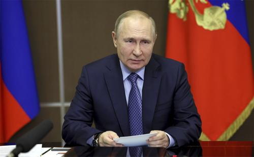 Путин: места захоронения жертв геноцида должны быть отмечены и ухожены