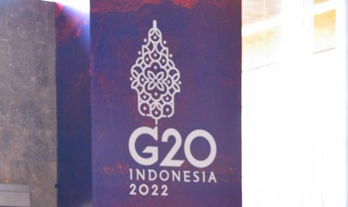На фотосъемку после неформального обеда лидеров G20 на Бали остались пять человек