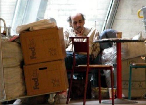 Умер иранский беженец, который прожил в парижском аэропорту 18 лет