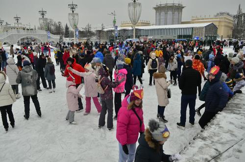 Заместитель мэра Москвы по вопросам ЖКХ Бирюков сообщил, что городские службы приступили к подготовке катков с искусственным льдом