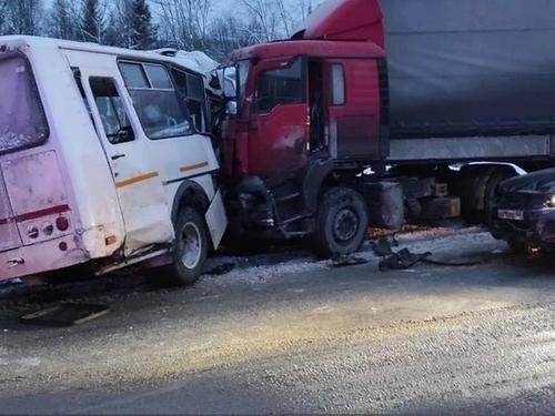 В Челябинской области на трассе М-5 грузовик влетел в маршрутку с пассажирами