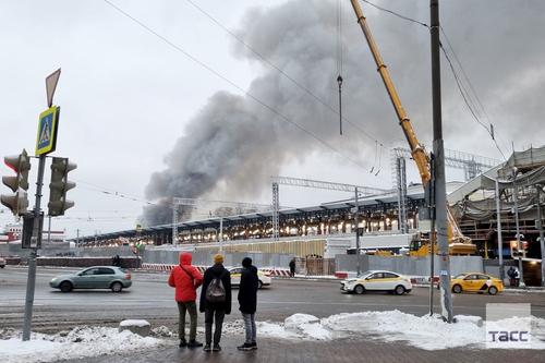 В Москве в районе площади трех вокзалов произошел сильный пожар — горит складское здание 