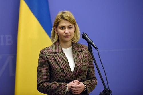 Вице-премьер Украины Стефанишина заявила, что Киев обязательно проверит видеозапись с расстрелом россиян, сдавшихся в плен