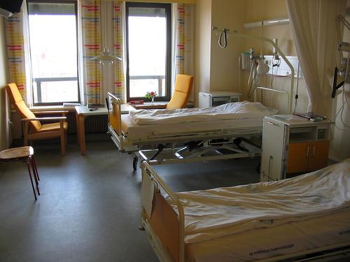 Депутат Власов предложил обеспечить родителей бесплатным спальным местом и питанием при госпитализации детей до 7 лет  