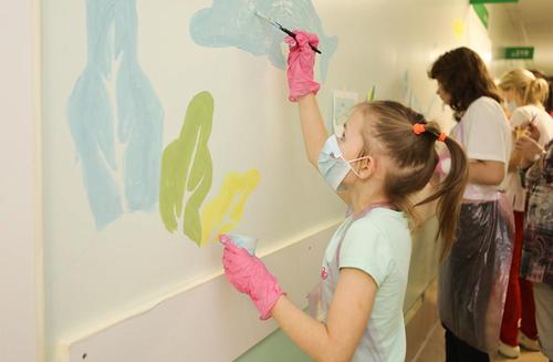 Детская больница в Приморье лечит живописью