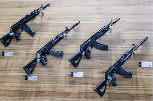 Российское оружие диктует моду: в дизайнерском магазине Монако продают торшеры в виде автомата Калашникова