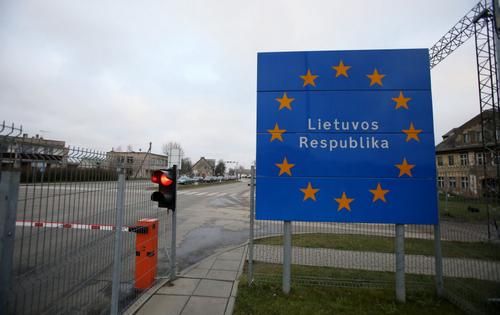 Давят на жалость: мигранты прорываются в Литву босиком
