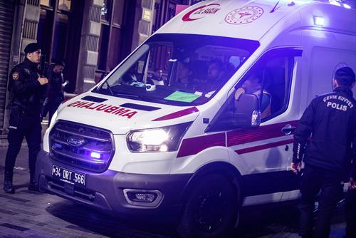 Издание Cumhuriyet сообщает, что после землетрясения на западе Турции в больнице скончались два человека