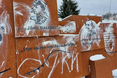 В Даугавпилсе облили краской памятник латышским и польским солдатам