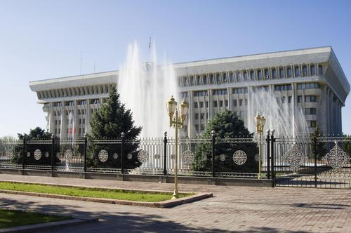 РИА Новости: сотрудников парламента Киргизии эвакуировали после возгорания в подвале