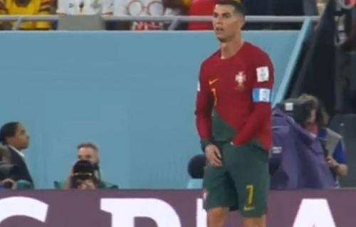 Криштиану Роналду во время матча чемпионата мира что-то достал из трусов