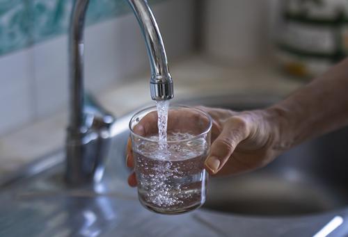 Ученые из Шотландии выяснили, что рекомендация выпивать в день 2 литра воды ошибочна