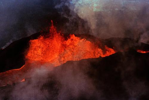 Вулкан Мауна-Лоа на Гавайях проснулся впервые за почти 40 лет 