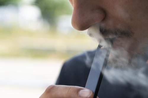 Президент Российского сигарного союза Лоскутов заявил, что 90-95% поставок одноразовых электронных сигарет нелегальны  