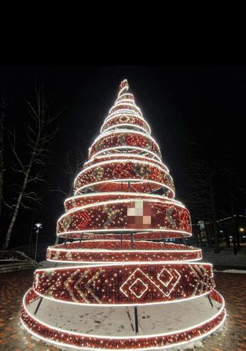 Латвия украсилась рождественскими елочками с нацистской символикой 