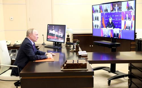 Песков: Путин обсудил с Совбезом подготовку кадров для обеспечения информационной безопасности РФ