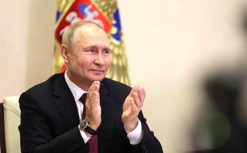 Путин поздравил с профессиональным праздником юридическое сообщество России