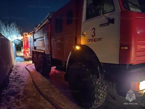 После тушения пожара в частном доме в Оренбурге обнаружены тела четверых человек
