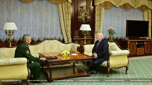 Шойгу поблагодарил Лукашенко за российских военных, которые чувствуют себя в Белоруссии как дома