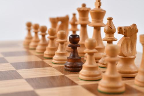 Российские шахматисты до 1 января 2024 года смогут выступать на международных соревнованиях под нейтральным флагом