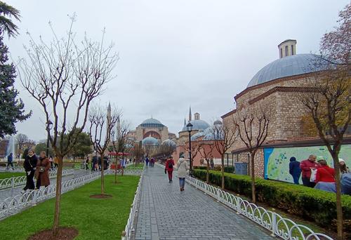 Приятное с полезным: Стамбул стал новой туристической и модной Меккой для россиян