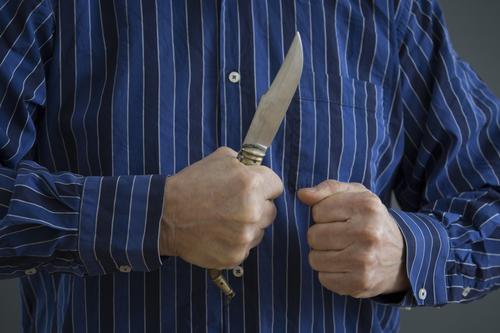 В Туве нетрезвый мужчина ударил несовершеннолетнего внука ножом в грудь после совместного застолья