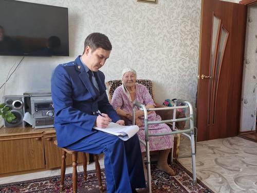 В Башкирии ветерана ВОВ, 94-летнюю женщину, на несколько лет поселили в квартире без газа, полов и батарей