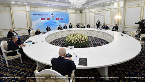 Лукашенко на саммите в Бишкеке призвал страны ЕАЭС по примеру Беларуси и России уйти от расчетов в долларах 