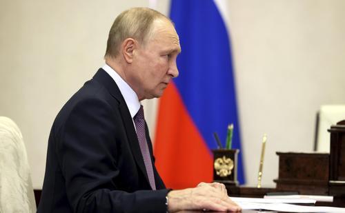 По опросу ФОМ 77 процентов россиян отметили, что Путин хорошо работает на своем посту