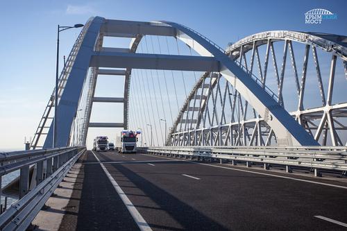 Минтранс РФ: Грузовики с грузоподъемностью более 1,5 тонны не смогут проехать по Крымскому мосту  