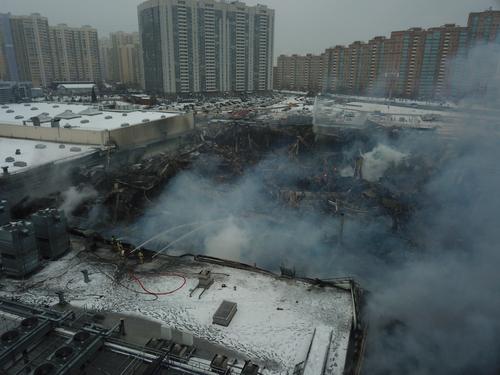 В Балашихе загорелся ТЦ «Стройпарк», уровень пожара третий