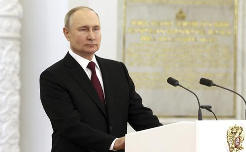 Путин: Россия никому не позволит очернить своих героев 