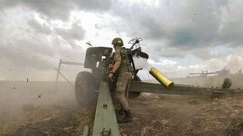 Кадыров выложил видео, где артиллерия РФ бьет по войскам Украины с целью пресечь их попытки наступления на Соледарском направлении