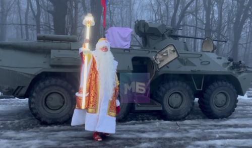 В Белгороде Дед Мороз приехал на главную площадь города на БТР