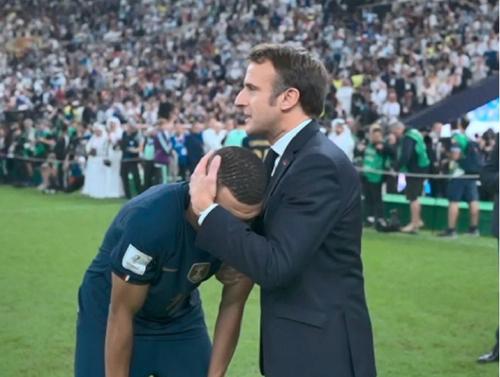 Макрон вышел на поле, чтобы поддержать Мбаппе после проигрыша французской сборной в финале ЧМ по футболу