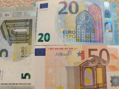 Мосбиржа: курс евро поднялся до 72 рублей впервые с конца весны