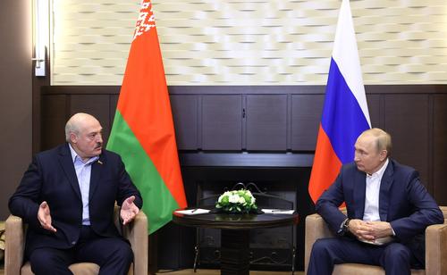 Путин прилетел в Минск - во Дворец независимости президенты РФ и Белоруссии отправились в одном «Аурусе»