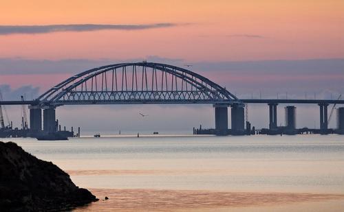 Движение автомобилей по Крымскому мосту будет приостановлено в понедельник