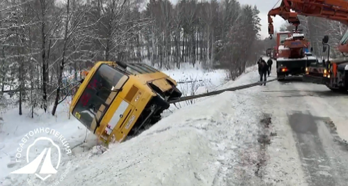 Утром в Челябинской области перевернулся школьный автобус