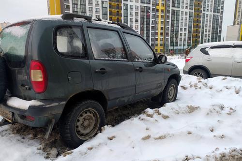 Автоэксперт Михаил Колодочкин рассказал, что делать, если машина застряла в снегу