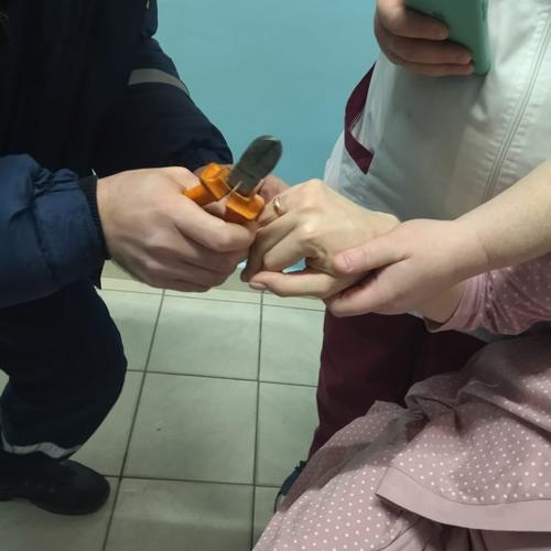 В Челябинской области спасатели выручили роженицу, оказавшуюся в плену кольца