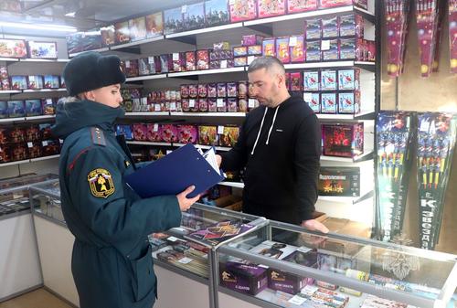 Хабаровские спасатели проверили магазины с фейерверками перед Новым годом